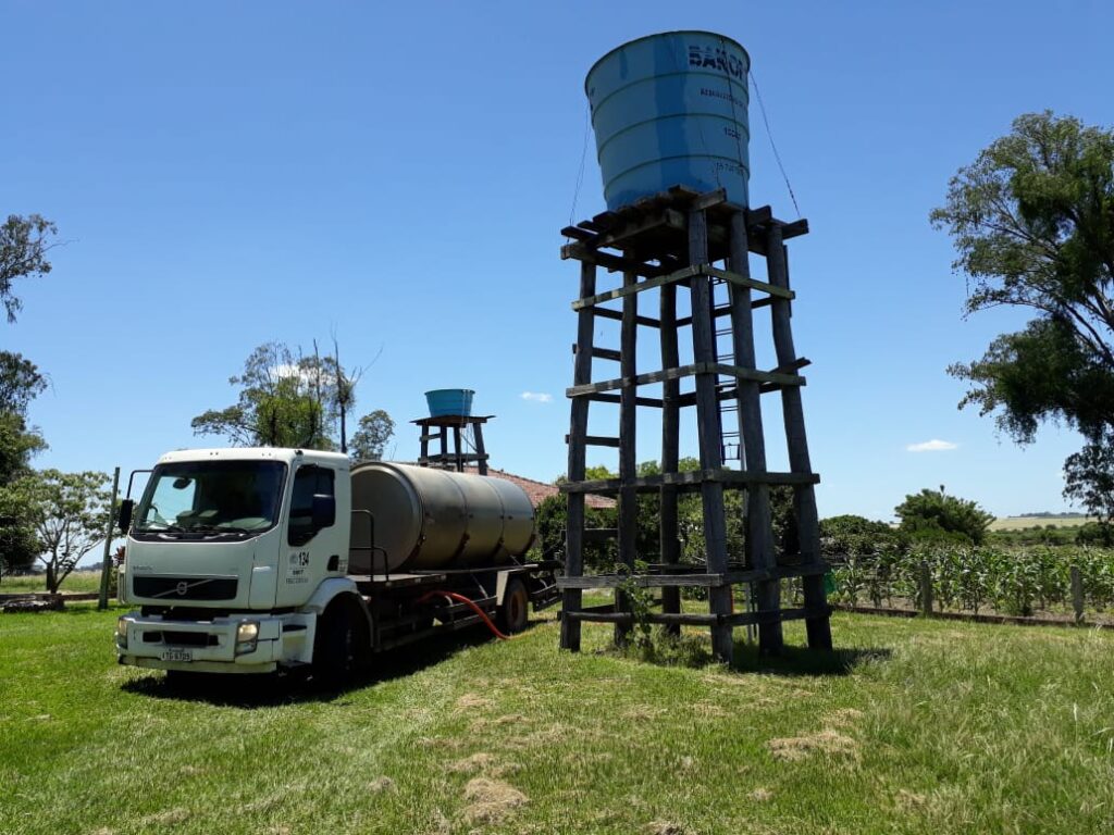 Corrida para abastecer o interior: caminhão-pipa é usado para atender as demandas de água nas comunidades rurais de Cachoeira do Sul / Foto: Divulgação