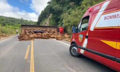 Caminhão carregado de tabaco tomba na ERS-400