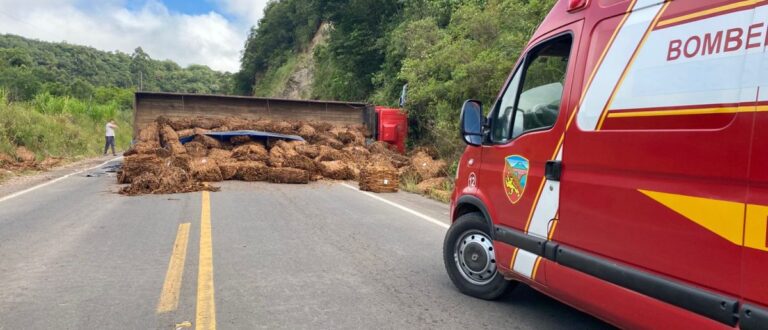 Caminhão carregado de tabaco tomba na ERS-400