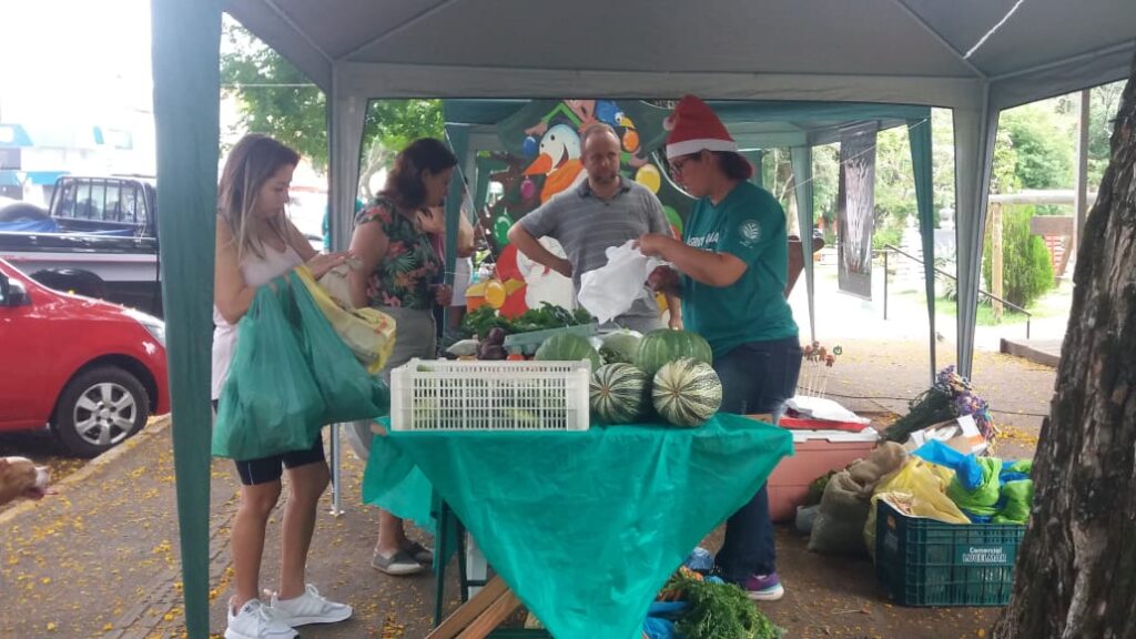 Feira da Agricultura Familiar disponibiliza mensalmente alimentos direto da lavoura para a mesa do consumidor cachoeirense / Foto: Divulgação