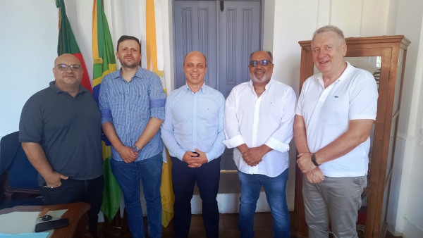 Representantes da Fenarroz com o prefeito Balardin: proximidade visa buscar apoio da administração municipal à feira / Foto: Divulgação