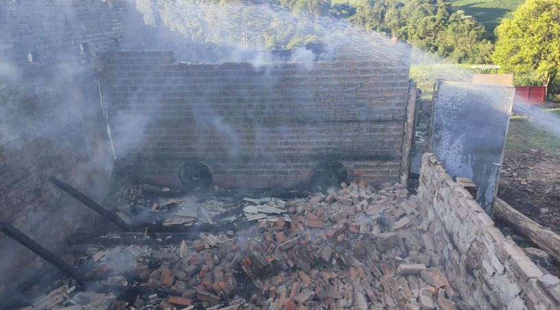 Incêndio em estufa de fumo em Candelária: estrutura teve perda total / Foto: CBVC/Divulgação