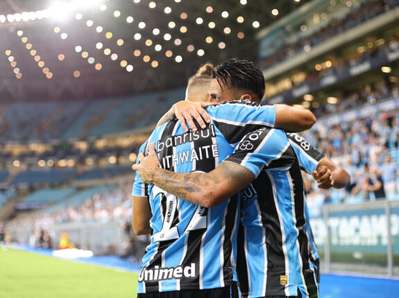 Grêmio estreia com goleada