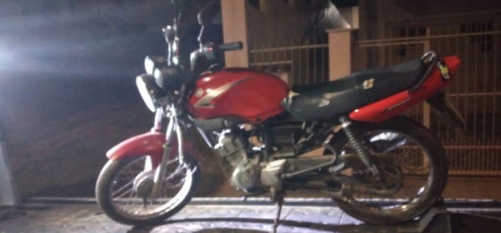 Moto furtada foi recuperada pela BM após ação ostensiva no Bairro Barcelos / Foto: Divulgação