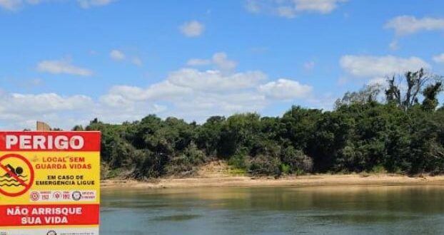 Homem bate a cabeça em pedra ao se banhar na Praia Nova