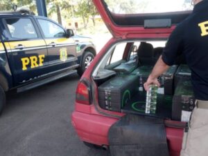 PRF aborda carro de Cachoeira do Sul com 5 mil maços de cigarros contrabandeados