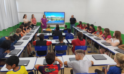 Mais de 60 Chromebooks são entregues para escolas de Novo Cabrais