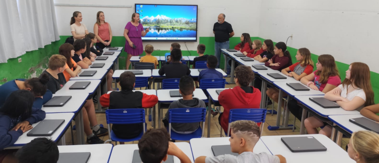 Mais de 60 Chromebooks são entregues para escolas de Novo Cabrais