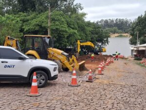 Inicia obra de asfaltamento para facilitar saída da balsa na Praia Velha