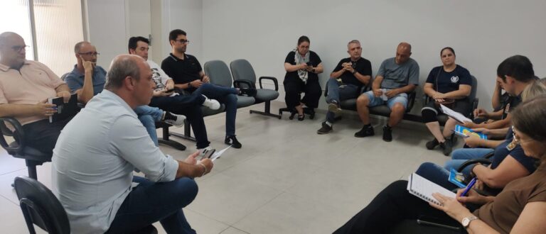 Balardin e servidores discutem reajustes e criação do vale-feira