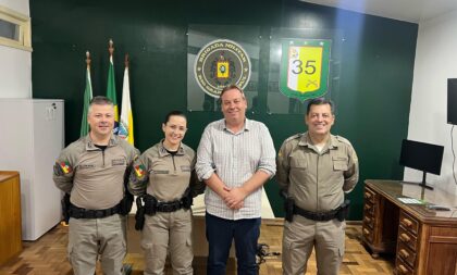 Deputado homenageia policiais militares que salvaram bebê