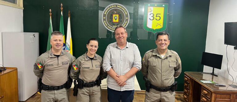 Deputado homenageia policiais militares que salvaram bebê