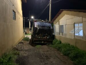 Moradores enfrentam dificuldades no Beco da Imigrantes devido a atoleiro