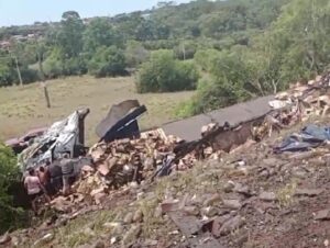 Acidente envolve caminhão e carro na BR-153