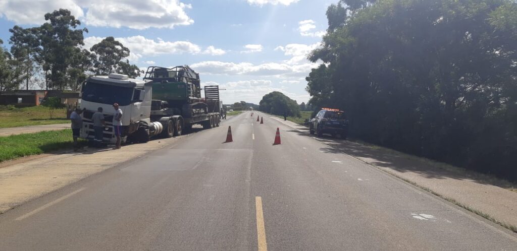 Acidente na BR-290: motorista ficou ferido após colisão frontal entre carro e caminhão na Vila Piquiri / Foto: PRF