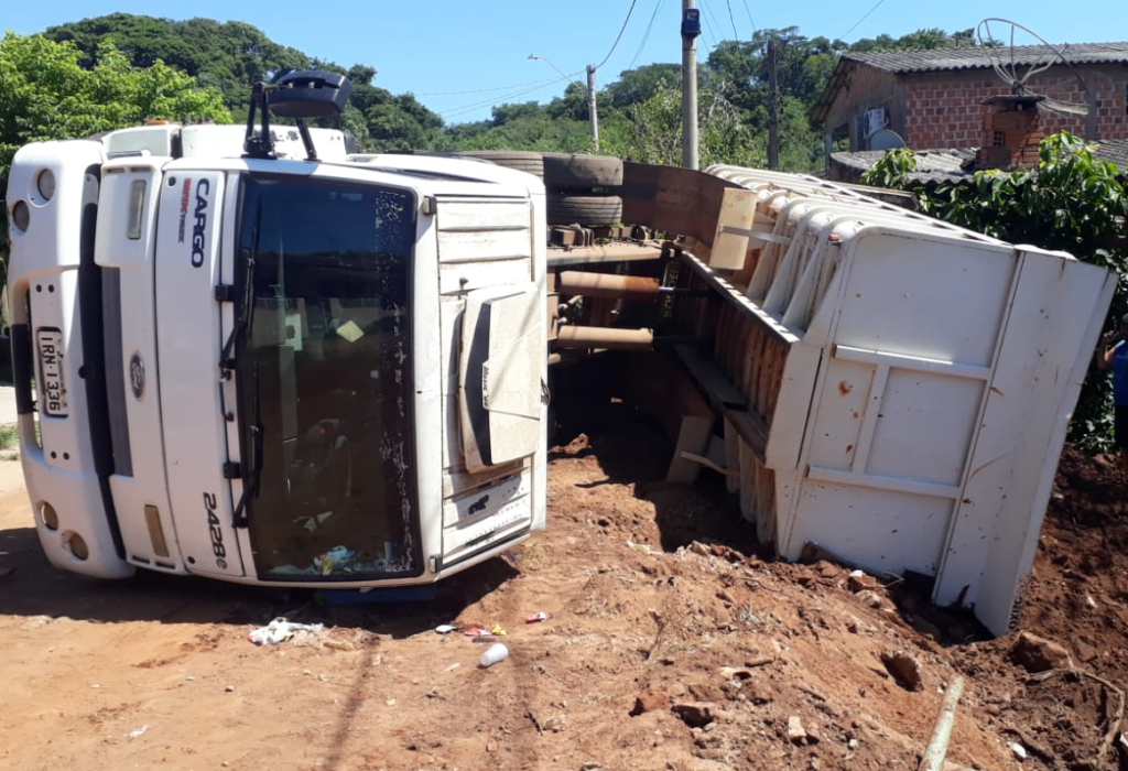 Tombou em serviço: caçamba virou quando carga de terra era depositada em aterro de bueiro / Foto: Divulgação