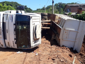 Caçamba da Prefeitura tomba no Bairro Quinta