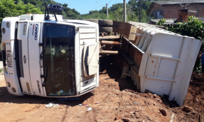 Caçamba da Prefeitura tomba no Bairro Quinta