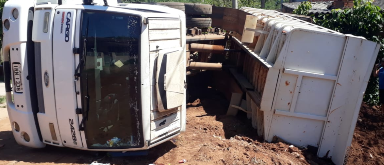 Caçamba da Prefeitura tomba no Bairro Quinta