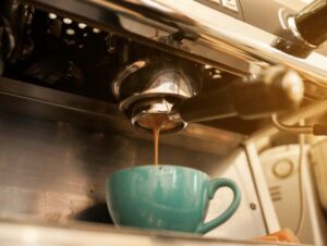 Cafeteiras automáticas vs. manuais – Qual é a melhor opção?