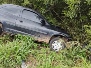 Colisão entre carro e moto fere condutores na ERS-400