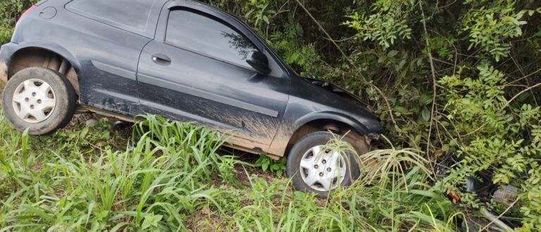 Colisão entre carro e moto fere condutores na ERS-400