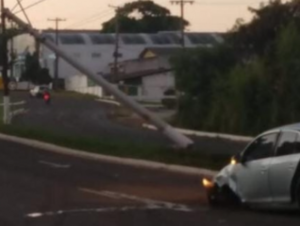 Carro derruba poste na Avenida Marcelo Gama