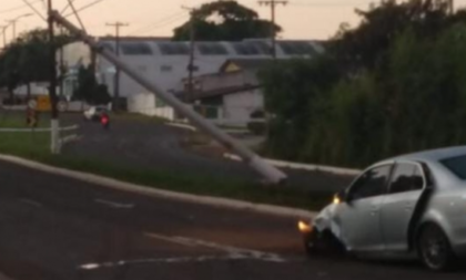 Carro derruba poste na Avenida Marcelo Gama