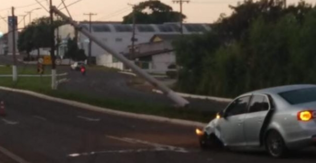 Carro derruba poste na Avenida Marcelo Gama