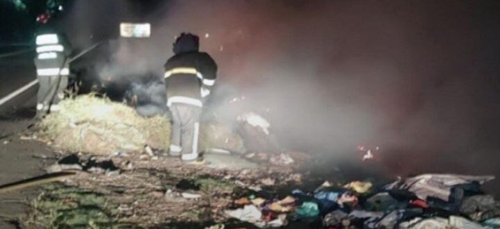 Bombeiros combatem incêndio em entulhos e lixo na ERS-400