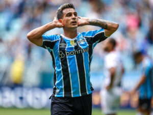 Grêmio faz 5 a 0 e segue invicto no Gauchão