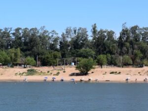 Cachoeirenses buscam alívio no Rio Jacuí diante das altas temperaturas