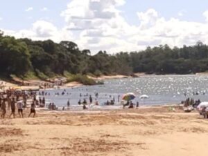 Bebê sofre queimaduras com brasa de churrasco enterrada na areia da Praia Nova