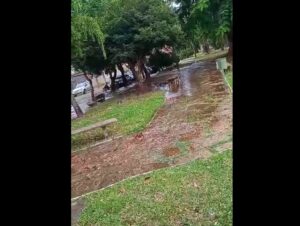 Vídeo: vazamento na Praça da Caixa d’Água chama atenção de cachoeirenses