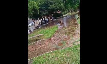 Vídeo: vazamento na Praça da Caixa d’Água chama atenção de cachoeirenses