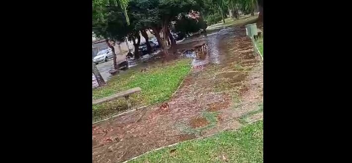 Vídeo: vazamento na Praça da Caixa d’Água chama atenção de cachoeirenses