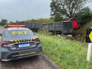 Carreta colide contra barranco na BR-392