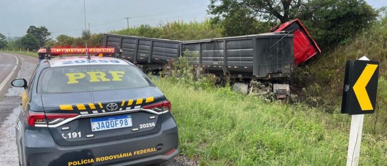 Carreta colide contra barranco na BR-392