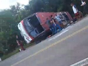 Susto da BR-290 com a colisão entre micro-ônibus e caminhão