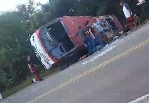 Susto da BR-290 com a colisão entre micro-ônibus e caminhão