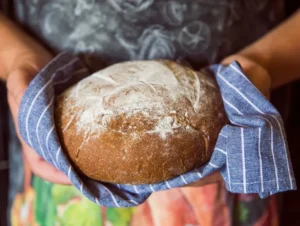 Como fazer um pão caseiro crescer mais rápido e ficar fofinho