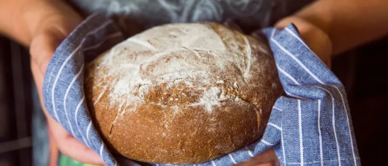 Como fazer um pão caseiro crescer mais rápido e ficar fofinho