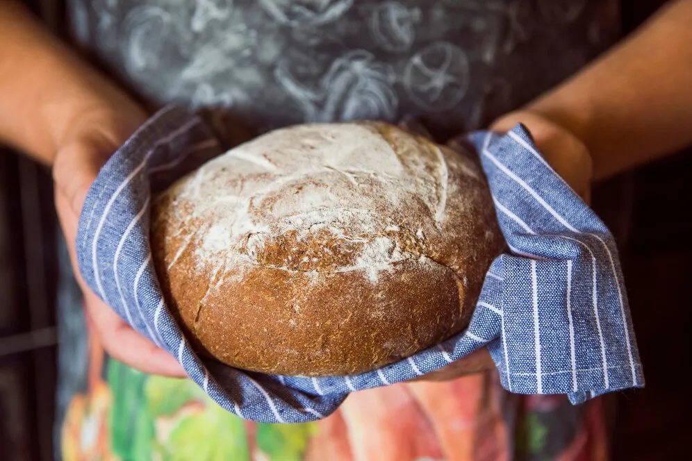 Como fazer um pão caseiro crescer mais rápido e ficar fofinho