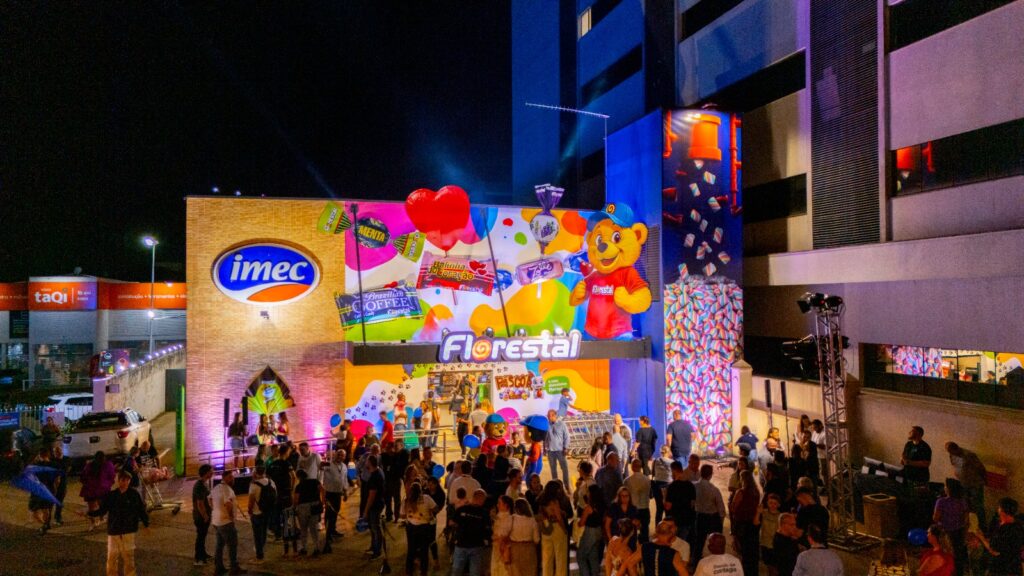 Fachada de unidade do Supermercados Imec em Lajeado ganha visual temático / Fotos: Aldo Lopes / Divulgação