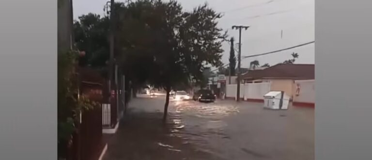 Chuva deste sábado alaga a Rua Aparício Borges