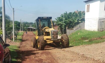 Após 45 dias parada, patrola retoma operação no Habitar Brasil