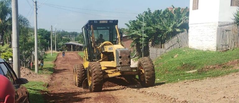 Após 45 dias parada, patrola retoma operação no Habitar Brasil