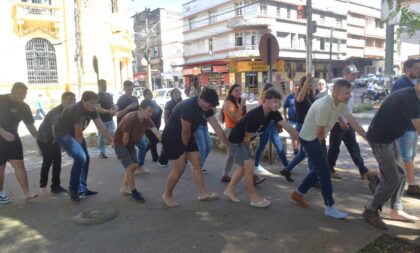 Bixos da UERGS 2025 agitam o Centro de Cachoeira do Sul com alegria e bom humor