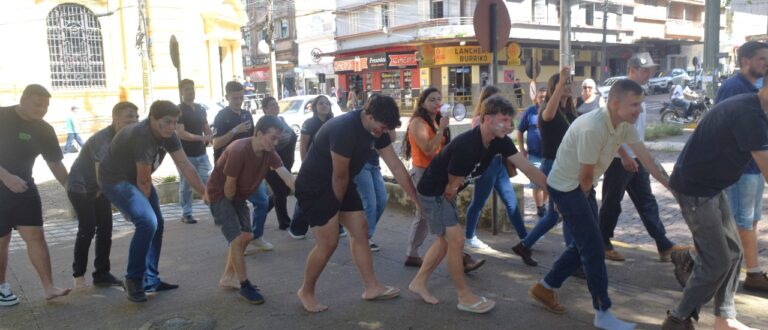 Bixos da UERGS 2025 agitam o Centro de Cachoeira do Sul com alegria e bom humor