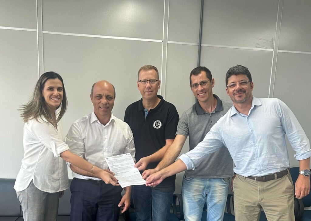 Pamela Ghesla (adjunta da SMMA), prefeito Leandro Balardin, Anderson Dal Molin (diretor do Campus), Giovani Zbote (vice-diretor) e André Silveira (secretário da SMMA) / Crédito: Ass. Com